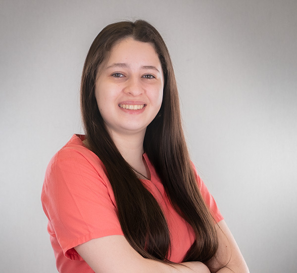 Miss Lorana Raia é uma Jovem Aprendiz Assistente de Medicina Dentária
